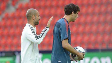 Trainer Pep Guardiola (l.) mit Javi Martinez