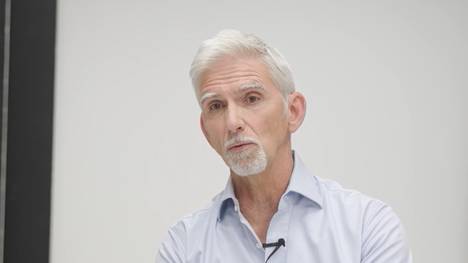 F1-Legende Damon Hill glaubt, dass Ferrari-Star Lewis Hamilton ohne siegfähiges Auto bei Scuderia kaum zur Topform zurückfindet. Der 64-Jährige warnt vor schwindender Motivation beim siebenfachen Weltmeister.