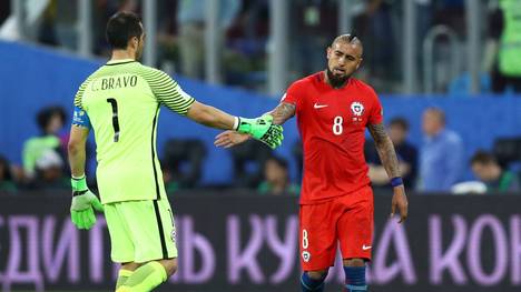 SAINT PETERSBURG, RUSSIA - JULY 02: Claudio Bravo of Chile and Arturo Vidal of Chile shake hands after the FIFA Confederations Cup Russia 2017 Final between Chile and Germany at Saint Petersburg Stadium on July 2, 2017 in Saint Petersburg, Russia.  (Photo by Buda Mendes/Getty Images)