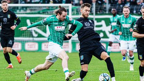 Niklas Kastenhofer (l.) traf für Lübeck gegen Ulm 