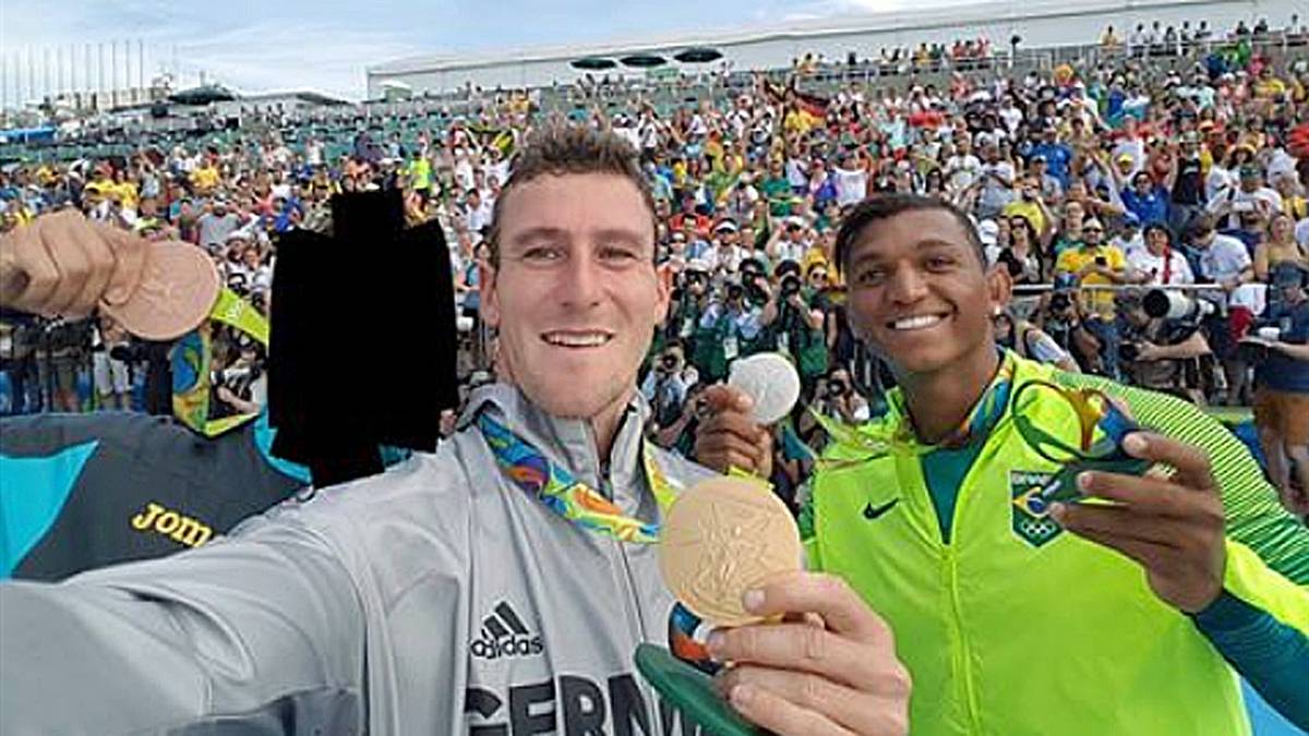 Das Lächeln über Gold ist dem Ärger über Bronze gewichen: Kanu-Olympiasieger Sebastian Brendel hat den des Dopings überführten Moldawier Sergei Tarnowtschi, dem Bronze aberkannt wurde, im von ihm nochmals geposteten Siegerfoto geschwärzt. "Ich muss mein Foto von Dienstag aktualisieren. Ich bin wütend und hoffe, dass es für solche Personen keinen Platz mehr im Sport gibt", schreibt er