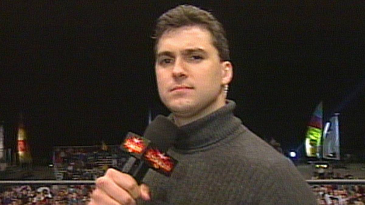 26. MÄRZ 2001 - Die WCW hat den realen "Monday Night War" verloren, die WWF die Konkurrenzliga aufgekauft. RAW und Nitro laufen unter Regie der WWF zum Abschluss noch einmal parallel. Die finale Wendung beider Shows: Vince McMahons Sohn Shane kauft dem geschockten Papa die WCW vor der Nase weg