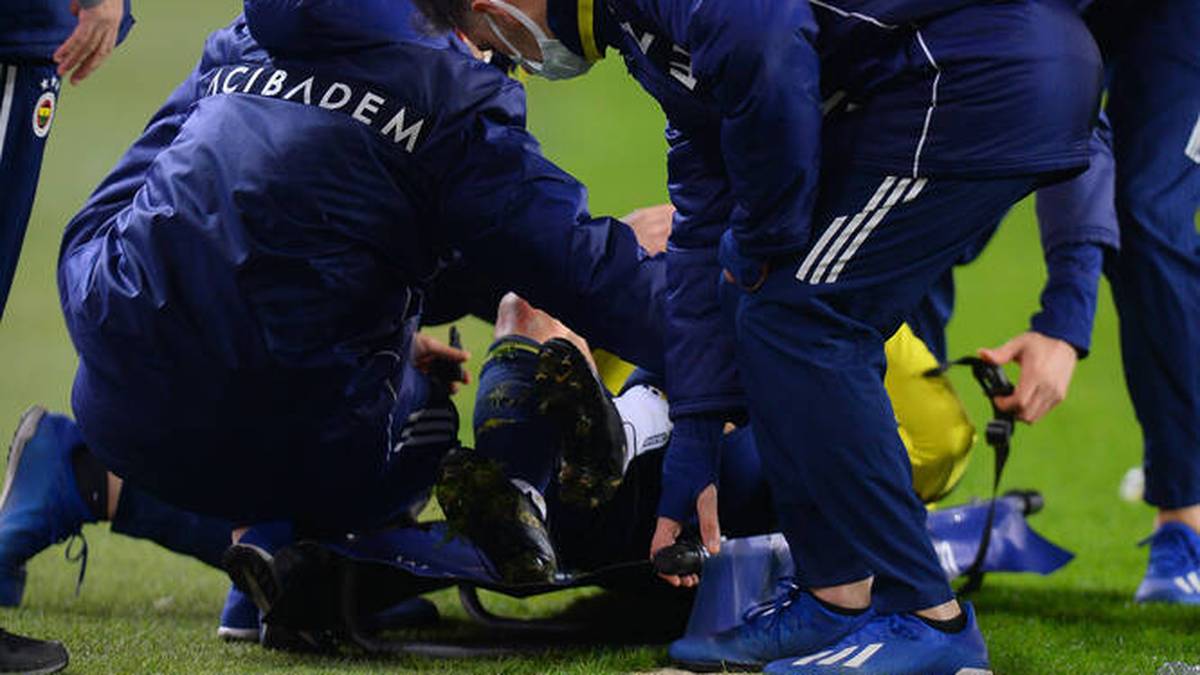 Mesut Özil wurde beim Spiel von Fenerbahce gegen Atntalyaspor mit Lukas Podolski vom Platz getragen