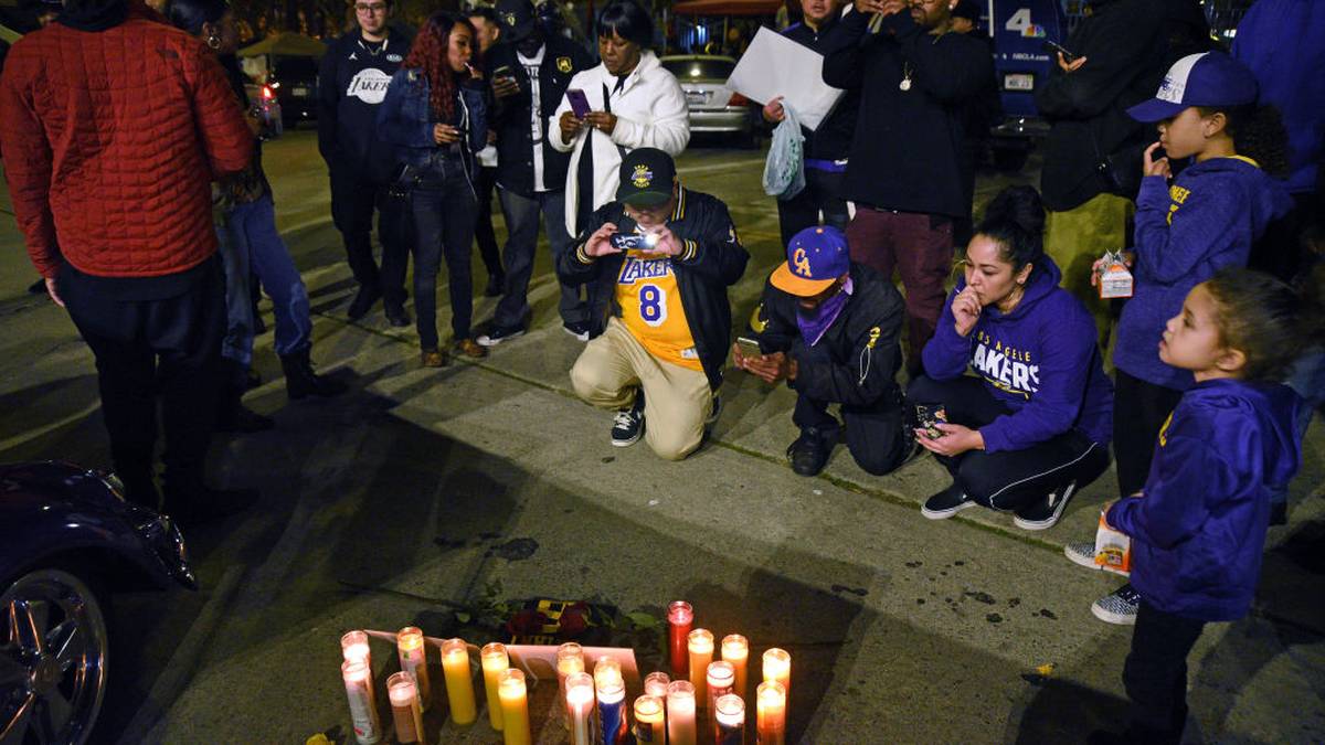 akers-Fans zünden Kerzen für den verstorbenen Basketballer an
