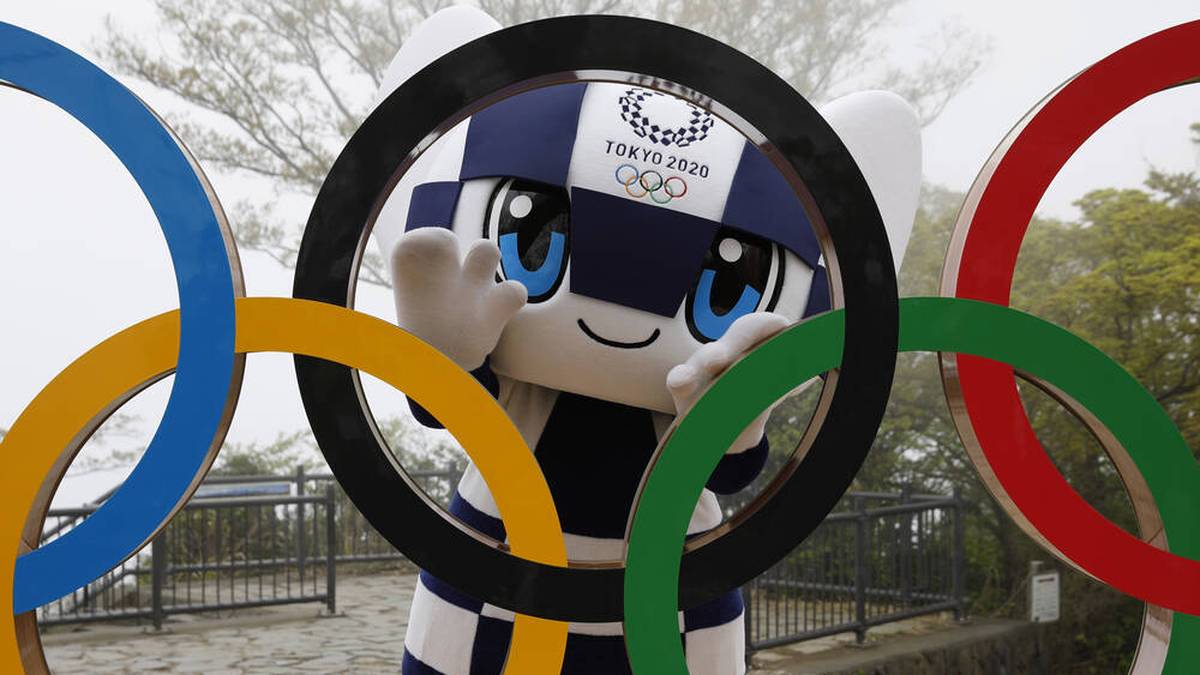 April 14, 2021, Hachioji, Japan: Tokyo 2020 Olympic Games mascot MIRAITOWA poses with a display of Olympic Symbol after unveiling ceremony of the symbol on Mt. Takao in Hachioji, west of Tokyo, to mark 100 days before the start of 2020 Tokyo Olympic Games. Hachioji Japan - ZUMAz114 20210414_zih_z114_005 Copyright: xPOOLx