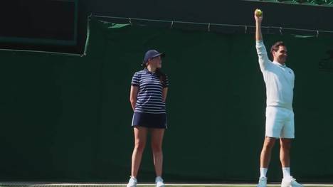 Roger Federer und die Prinzessin von Wales, Kate Middleton, statteten den Ballmädchen und Balljungen vor dem Wimbledon-Start einen Besuch ab. Der Schweizer kam dabei richtig ins Schwitzen.