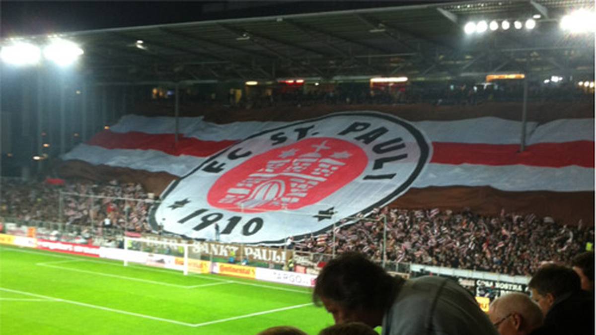 Der FC St. Pauli empfängt Borussia Dortmund mit einer sehenswerten Choreographie...