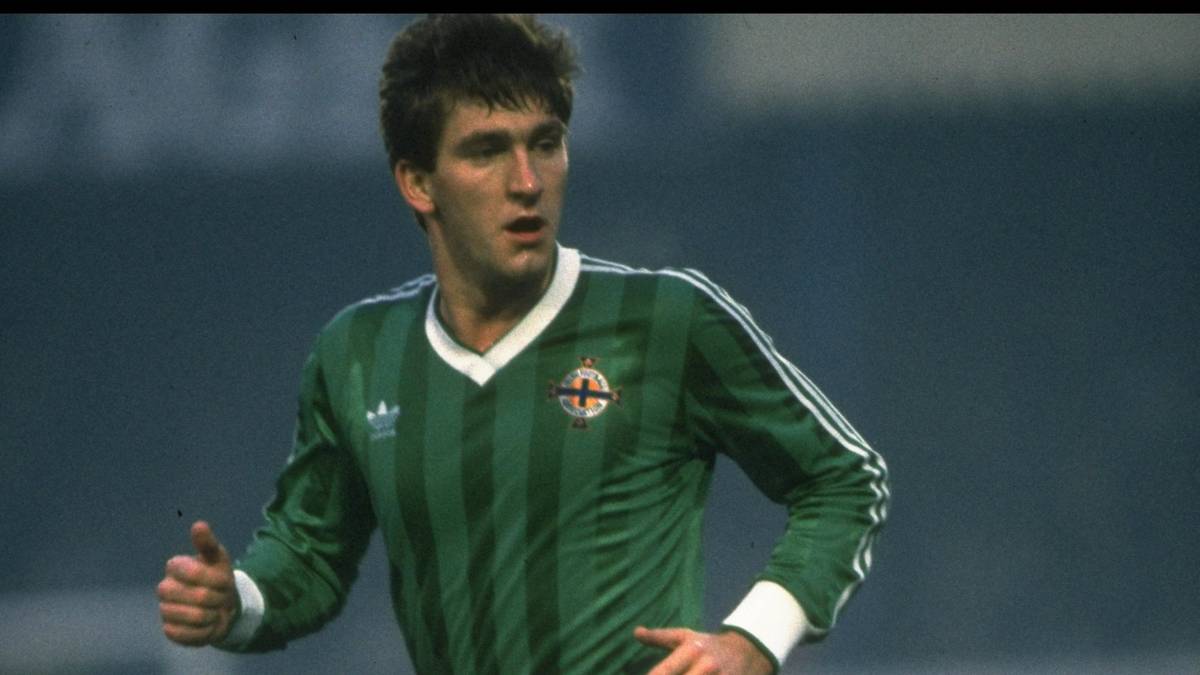 17 - Jahre und 41 Tage alt war Norman Whiteside, als er 1982 erstmals für Nordirland bei einer WM auflief. Er ist damit der jüngste WM-Spieler. Faryd Mondragon ist der Älteste, der Torwart aus Kolumbien spielte 2014 im Alter von 43 Jahren und 3 Tagen.