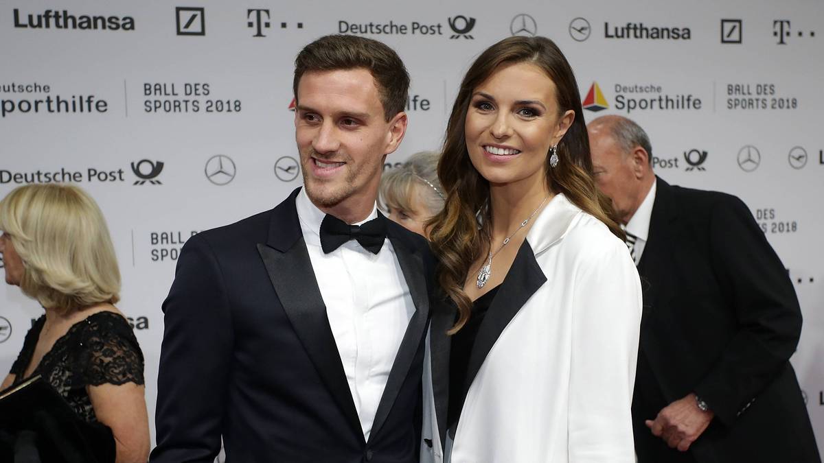 SIMON ZOLLER/LAURA WONTORRA: Fußballer Simon Zoller lernte während seiner Zeit in Kaiserslautern die damalige SPORT1-Moderatorin Laura Wontorra kennen und lieben. Im November 2016 heiratete das Paar