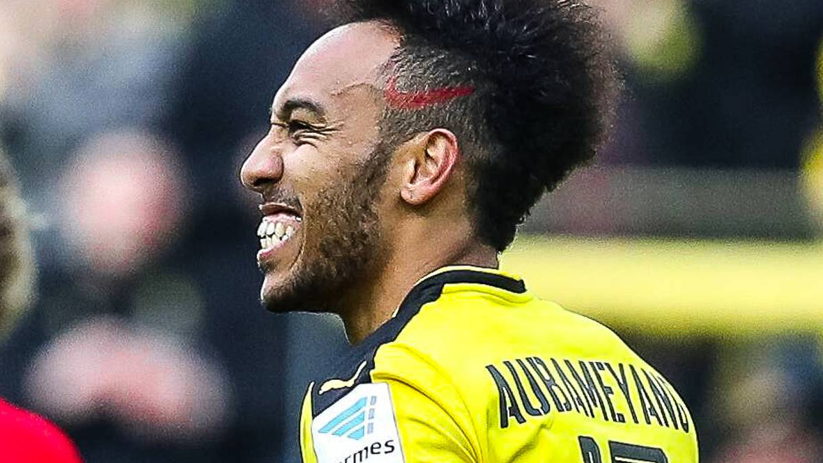 Im Spiel gegen Leverkusen läut Aubameyang mit rotem Nike-Logo in den Haaren auf