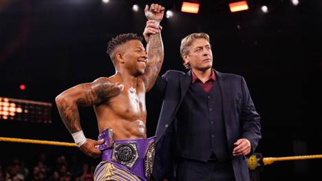 William Regal, General Manager von NXT, beglückwünscht Lio Rush zum Titelgewinn