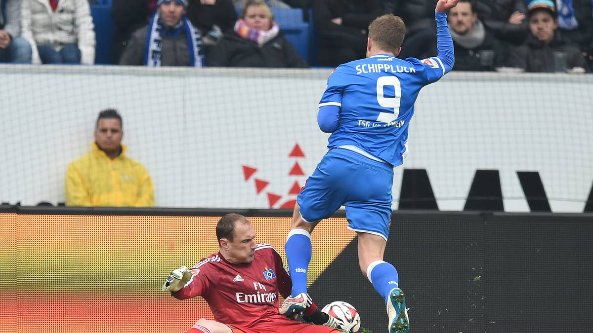 Schon wieder Sven Schipplock: Der Stürmer rasselt im Strafraum mit HSV-Torwart Jaroslav Drobny zusammen. Halb kommt Drobny zu spät, halb sucht der Hoffenheimer den Kontakt