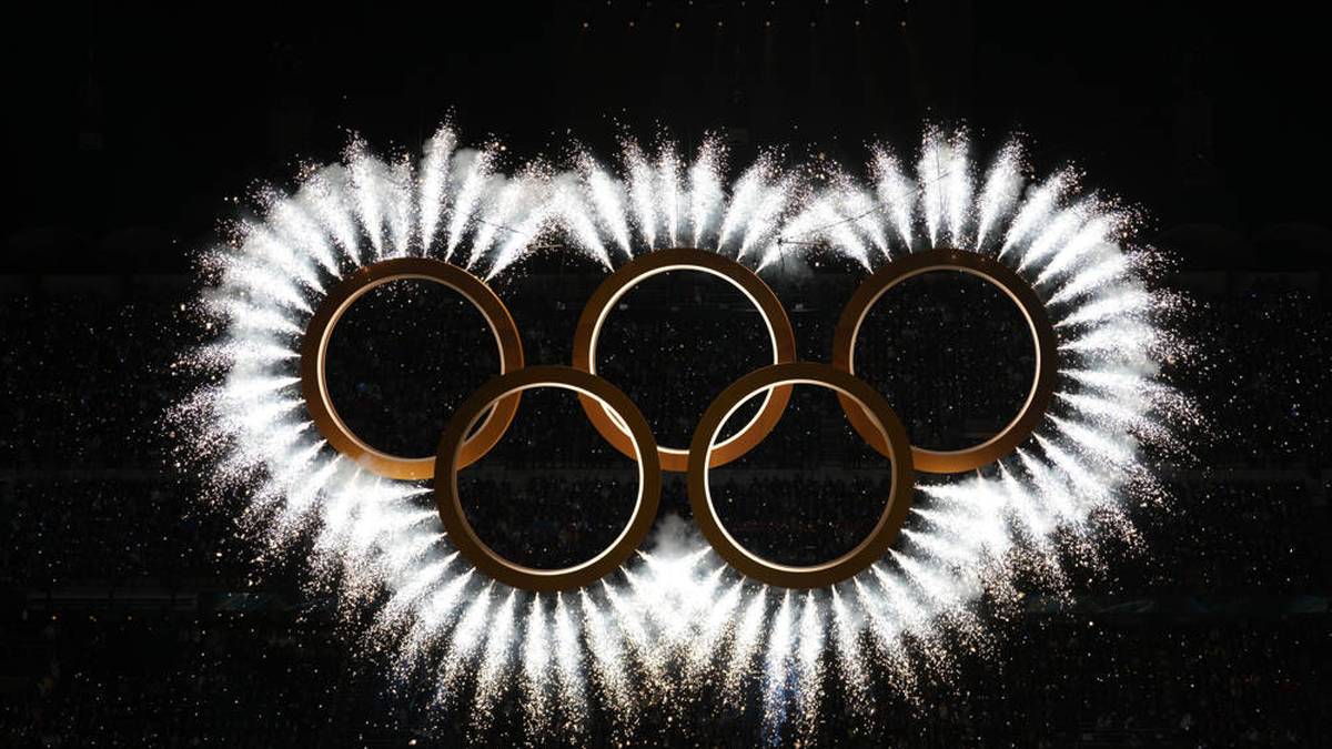 Die Olympischen Ringe werden mit Pyrotechnik spektakulär in Szene gesetzt
