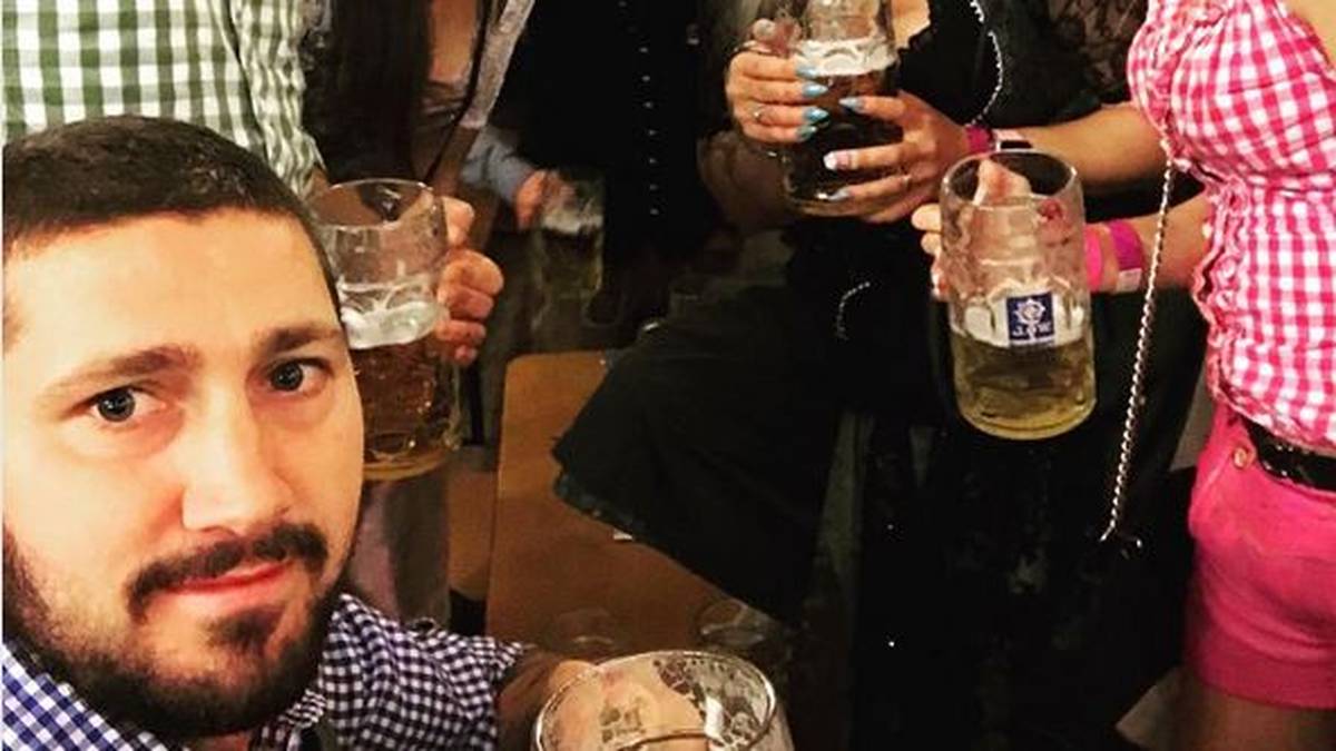 1860-Stürmer Sascha Mölders (u.) schaut mit Frau Ivonne und Freunden vorbei