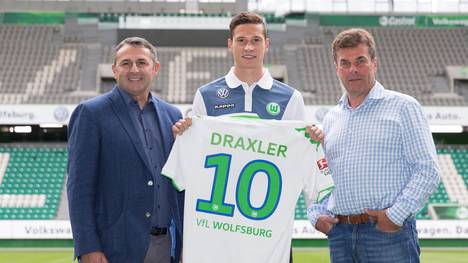 Julian Draxler (M.) ist von Schalke 04 zum VfL Wolfsburg gewechselt