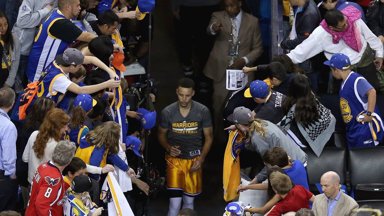 Curry-Fans stürzen von Tribüne