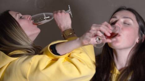 Coletta Rydzek und Laura Gimmler gewinnen im Teamsprint die Bronzemedaille. Mit dem ganzen Langlaufteam feiern sie diesen Erfolg.