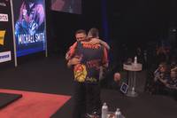 Weltmeister Michael Smith gewinnt im Finale den 15. Spieltag der Premier League of Darts in Sheffield gegen Gerwyn Price mit 6:3.