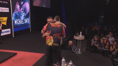 Weltmeister Michael Smith gewinnt im Finale den 15. Spieltag der Premier League of Darts in Sheffield gegen Gerwyn Price mit 6:3.