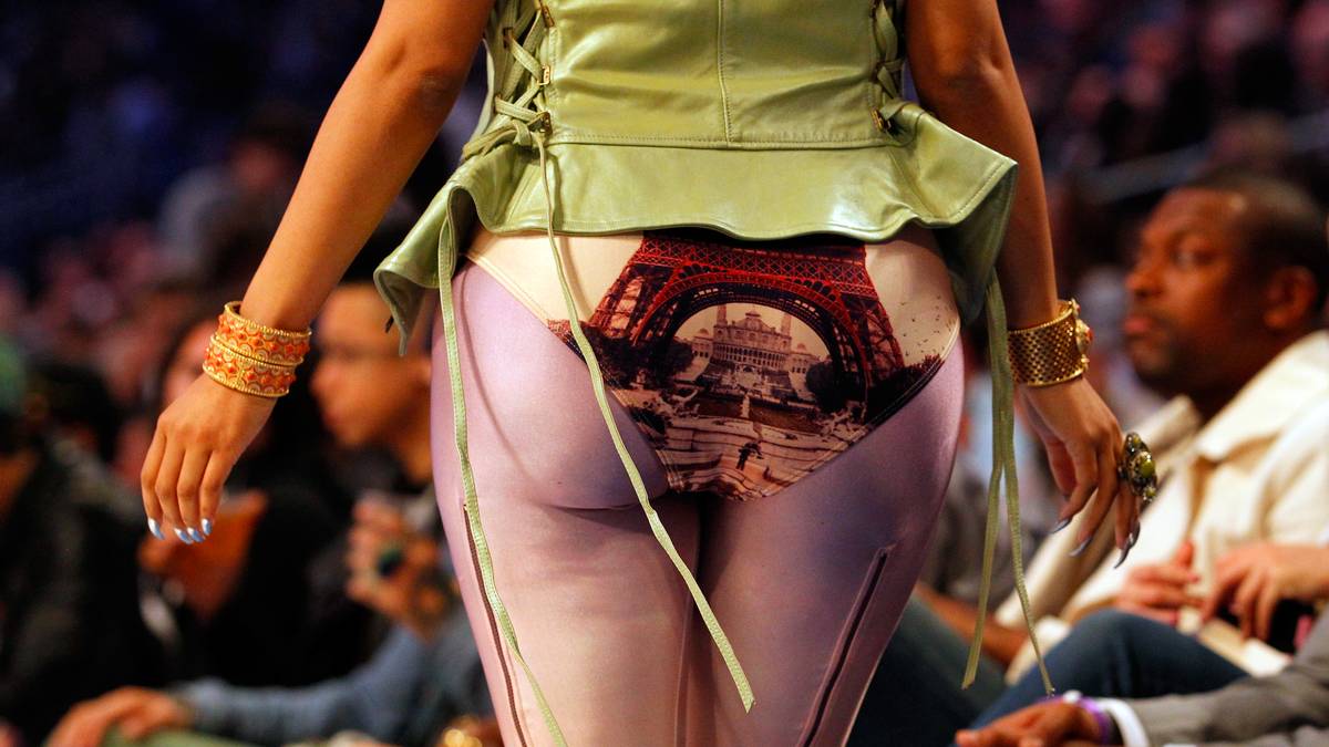 In der Halbzeit herrscht leider Anfass-Verbot: Rapperin Nicki Minaj präsentiert sich im knappen Outfit und heizt den Zuschauern in Orlando ein