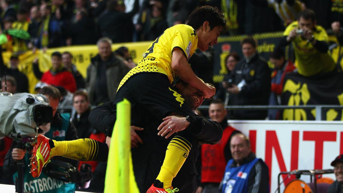 Am Ende steht wieder die Meisterschaft. Hier feiert Klopp mit Shinji Kagawa, den der BVB aus Japans zweiter Liga holt und den Klopp zum internationalen Superstar formt, nach dessen entscheidendem Tor gegen Gladbach