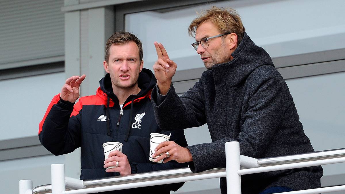 ... Alex Inglethorp, der Leiter der Fußball-Akademie der Reds. Mit ihm tauscht sich der neue Coach besonders intensiv aus. Klopp ist also schon wieder voll in seinem Element