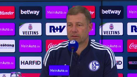 Auf der Pressekonferenz verrät Schalke-Trainer Frank Kramer aus Versehen seine Taktik gegen Hoffenheim. Somit wird die Mannschaft im kommenden Spiel wohl auf die Dreierkette setzen.