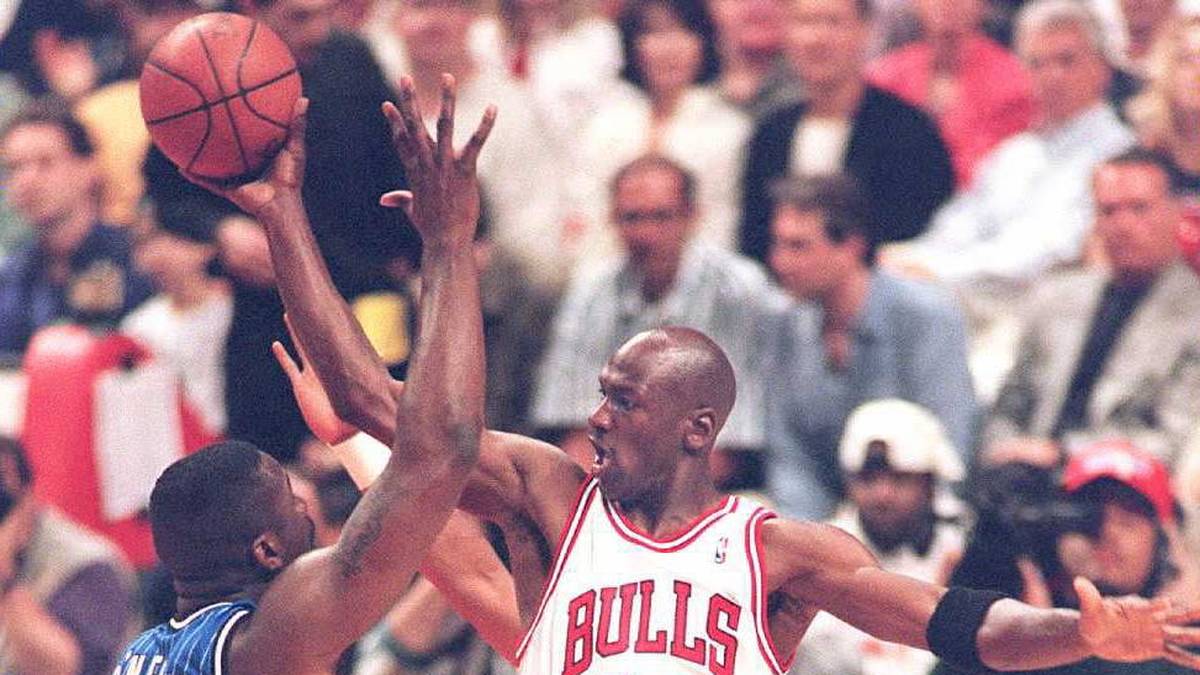 Michael Jordan of the Chicago Bulls (R) passes the