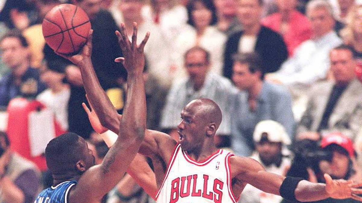 Jordans Antwort? Er wechselte in Spiel 2 völlig überraschend wieder die Nummer, streifte nochmal die 23 über und blieb dabei. Die Bulls verloren die Serie zwar trotzdem, aber dass Anderson unrecht hatte, bewies Jordan in den folgenden Jahren dennoch, als ihm mit den Bulls noch drei Meisterschaften gelangen