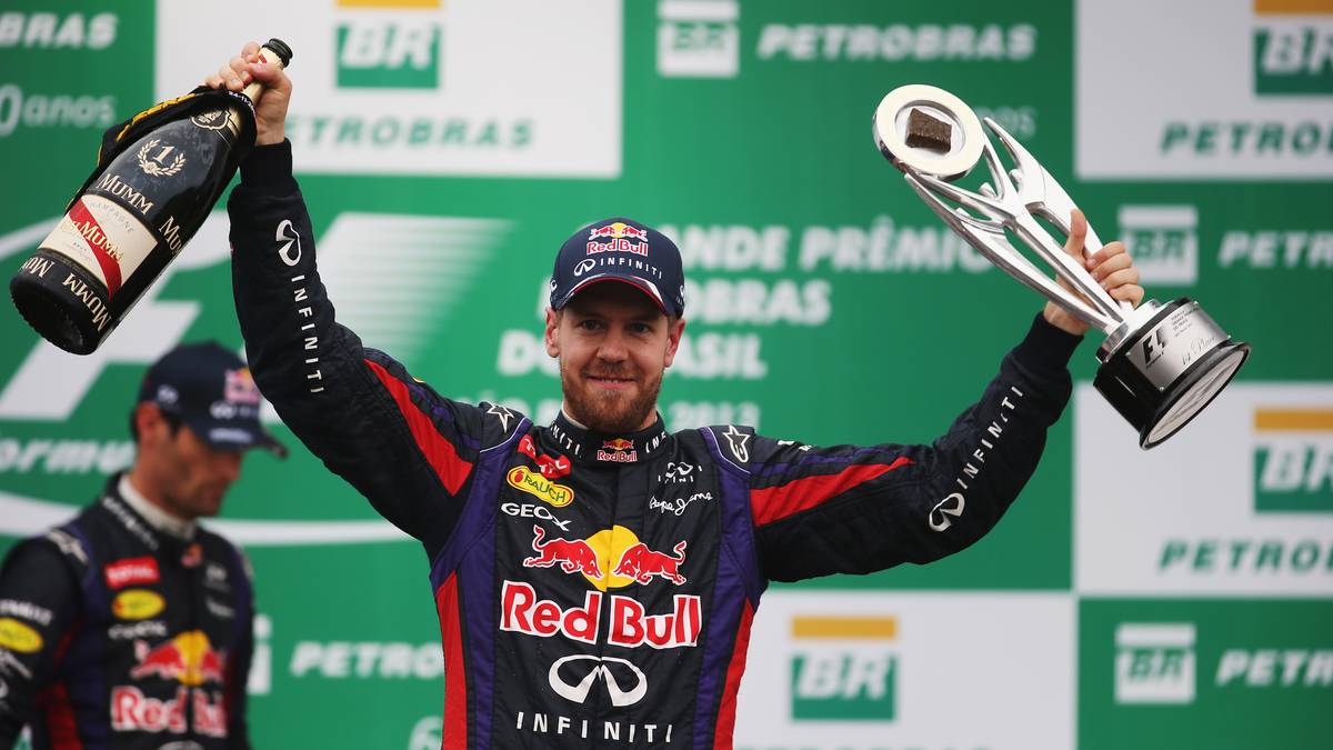 PLATZ 14 - SEBASTIAN VETTEL: Zwischen 2010 und 2013 gewann Vettel im Red Bull alle vier WM-Titel und wurde als legitimer Nachfolger von Michael Schumacher gepriesen. Sein Wechsel zu Ferrari 2015 erwies sich allerdings als Leistungsknick - und Vettel steht auch heute noch mit vier WM-Titeln da. Dennoch ist er unbestritten einer der größten Fahrer der Formel-1-Geschichte