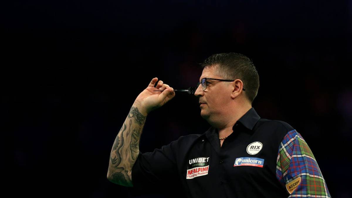 LIVERPOOL, ENGLAND - MARCH 12: Gary Anderson throws a dart in his match against Nathan Aspinall during Night Six of the Premier League Darts at the M&S Bank Arena on March 12, 2020 in Liverpool, England. (Photo by Lewis Storey/Getty Images)