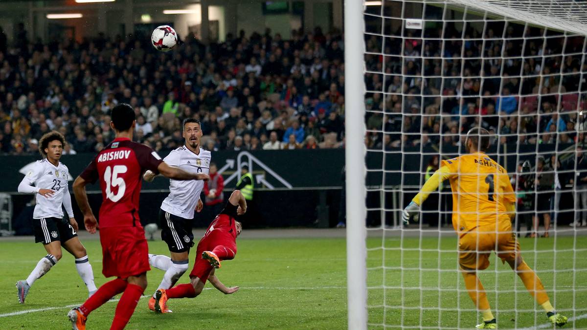 SCHWEIZ - BLICK: "Deutschland stellt einen neuen Rekord für die beste je gespielte WM-Qualifikation auf! Jenen Rekord hielt seit 2010 Spanien. Die 'Furia Roja' qualifizierte sich damals mit 10 Spielen und 10 Siegen für die WM in Südafrika. Allerdings "nur" mit einem Torverhältnis von 28:5. Die Spanier wurden übrigens 2010 Weltmeister. Ob es die Deutschen den Iberern nachmachen können?"