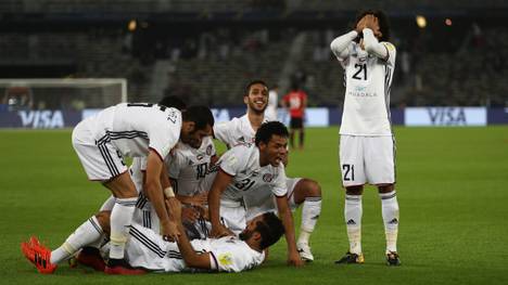 Die Spieler von Al Dschasira feiern Ali Ahmed Mabkhout für das entscheidende Tor gegen die Urawa Red Diamonds