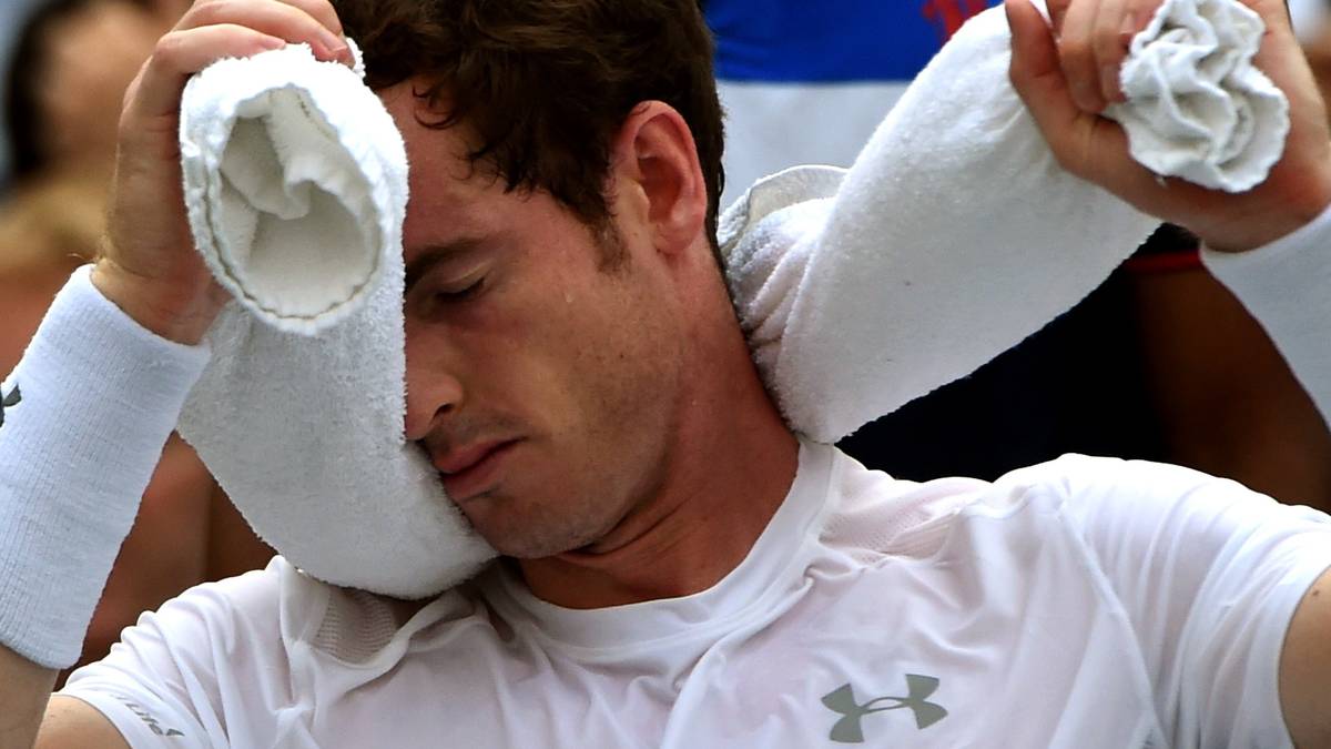 Andy Murray kühlt sich mit einem von Eiswürfeln gefüllten zusammengedrehten Handtuch ab