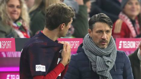 FC Bayern: Thomas Müller bezeichnet Verhältnis zu Niko Kovac als gut, Niko Kovac (rechts) im Gespräch mit Thomas Müller