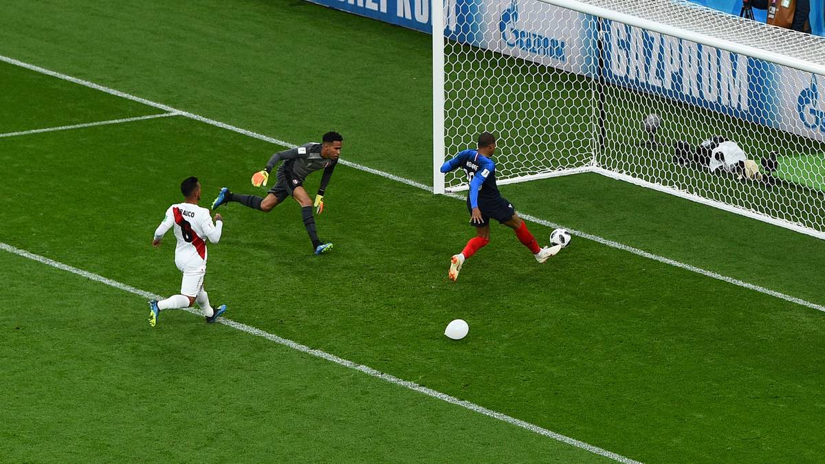 Mit diesem Tor gegen Peru hat sich Kylian Mbappe (Heute ab 16 Uhr mit Frankreich gegen Dänemark im LIVETICKER) bei der WM in Russland unter die jüngsten WM-Torschützen geschossen. 