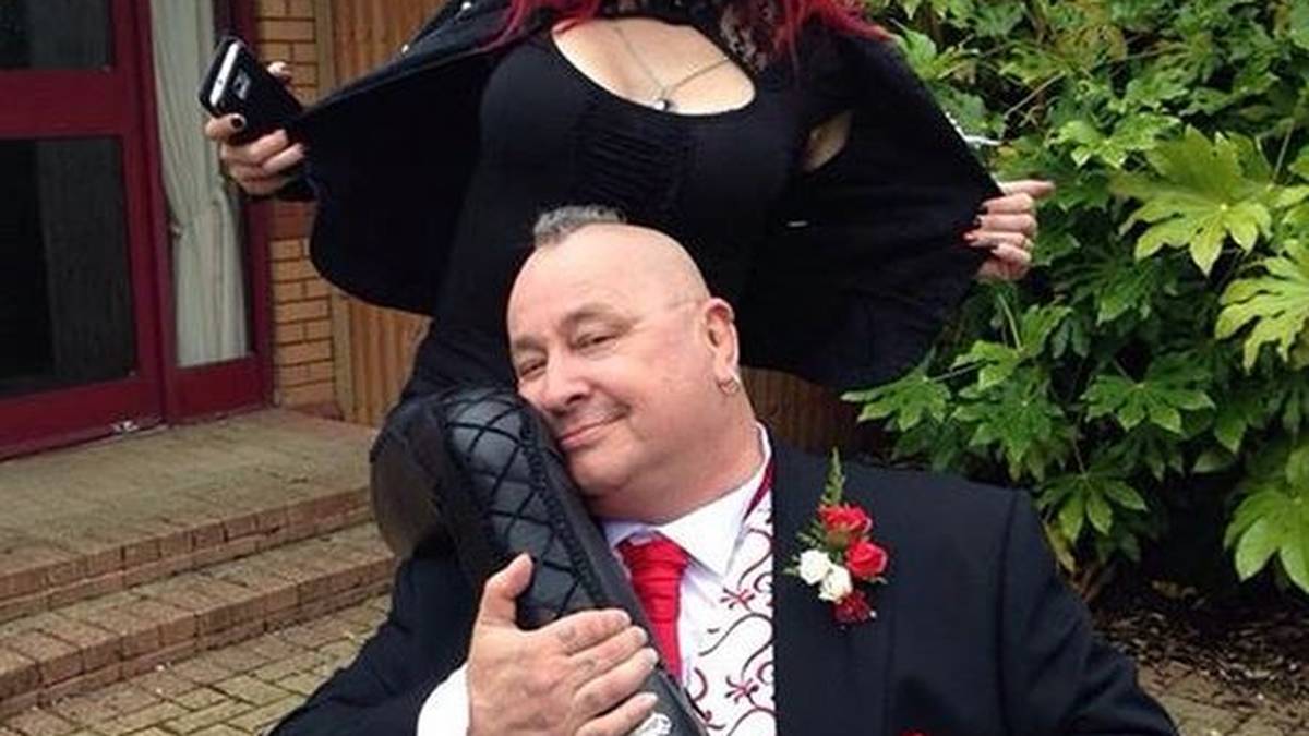Vater Patrick ist als "Ricky Knight" eine Institution der britischen Wrestling-Szene, seine 18 Jahre jüngere Ehefrau Julia - Paiges Mutter - als "Sweet Saraya" eine erfolgreiche Wrestler- und Promoter-Kollegin
