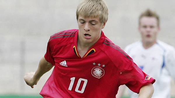 Kroos' Ausnahmetalent spricht sich schon damals schnell rum - auch bis zum DFB: Kroos läuft schon mit 15 Jahren für die U-17-Nationalelf auf