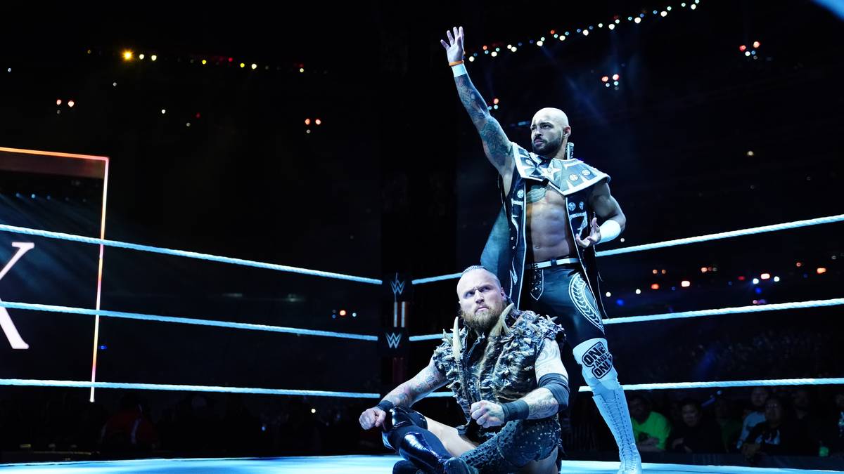 Im Ring kommen Black und Ricochet zusammen, greifen dann abr vergeblich nach dem SmackDown-Tag-Team-Titeln der Usos