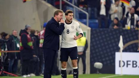 Der Bundestrainer spricht in einem ausführlichen Interview über seine Personalplanung im Mittelfeldzentrum. Dabei spricht er sich für einen Routinier aus, was im Netz für Kopfschütteln sorgt.