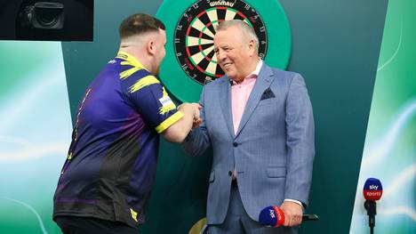Mit John McDonald verabschiedet sich eine Legende von der Darts-Bühne. Seine letzte Amtshandlung wird zu einem emotionalen Moment: Der Zeremonienmeister darf Luke Littler als Sieger der Darts-WM 2026 verkünden. 