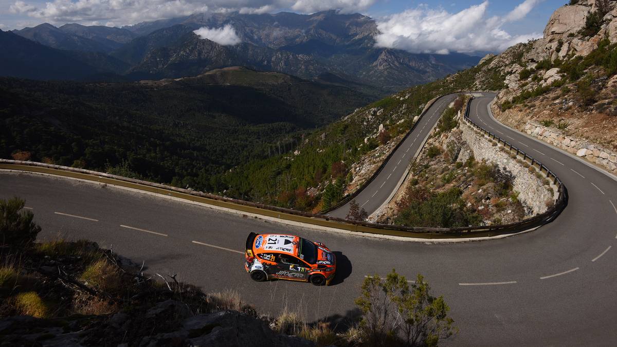 Bei der "Tour of Corse" (29.09. - 02.10.) ist die Aussicht von der Strecke fabelhaft. Die Teilnehmer werden in den engen Kurven aber kaum einen Blick für die Landschaft Korsikas haben. 2015 ist Latvalas Konzentration auf die Strecke am höchsten