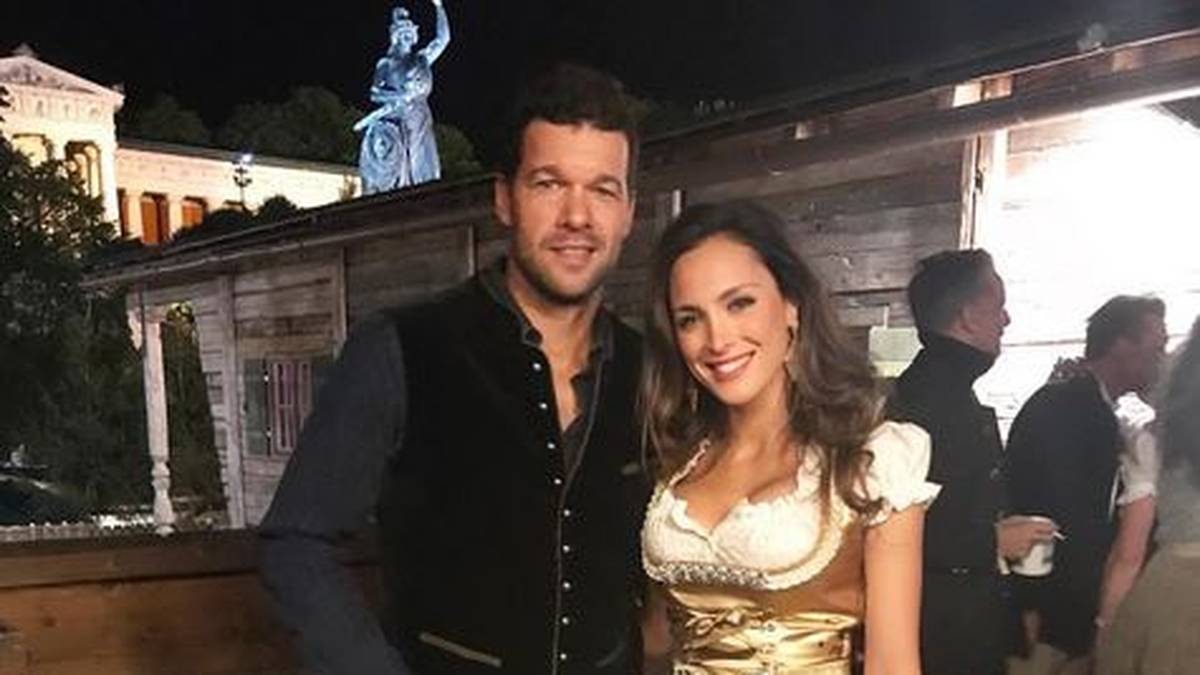 Auch eine gute Figur im Dirndl: Ex-Fußballer Michael Ballack (l.) führt seine Freundin Natacha Tannous auf das größte Volksfest der Welt