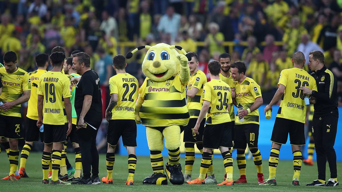 Eitel Sonnenschein herrscht zwischen Spielern und Fans aber auch nach dem Spiel nicht: Teile der Südtribüne pfeifen die Mannschaft aus, die zieht von dannen - auch wenn ein anderer Teil der Fans offensichtlich gerne den Sieg mit dem Team gefeiert hätte