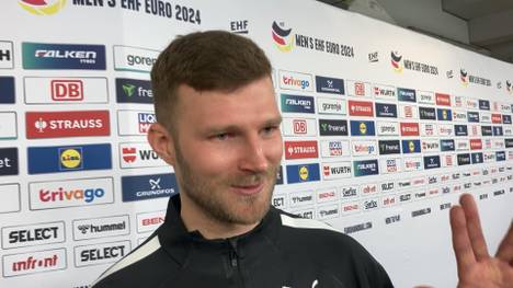 Philipp Weber spricht in einer Medienrunde über die Fußballspiele beim Training und über den nächsten Gegner Nordmazedonien.