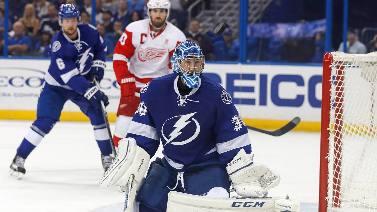 Puck schlägt Torhüter Zähne aus