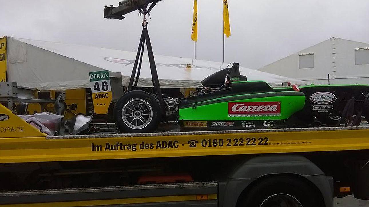 Heftiger Crash von Nachwuchsfahrer