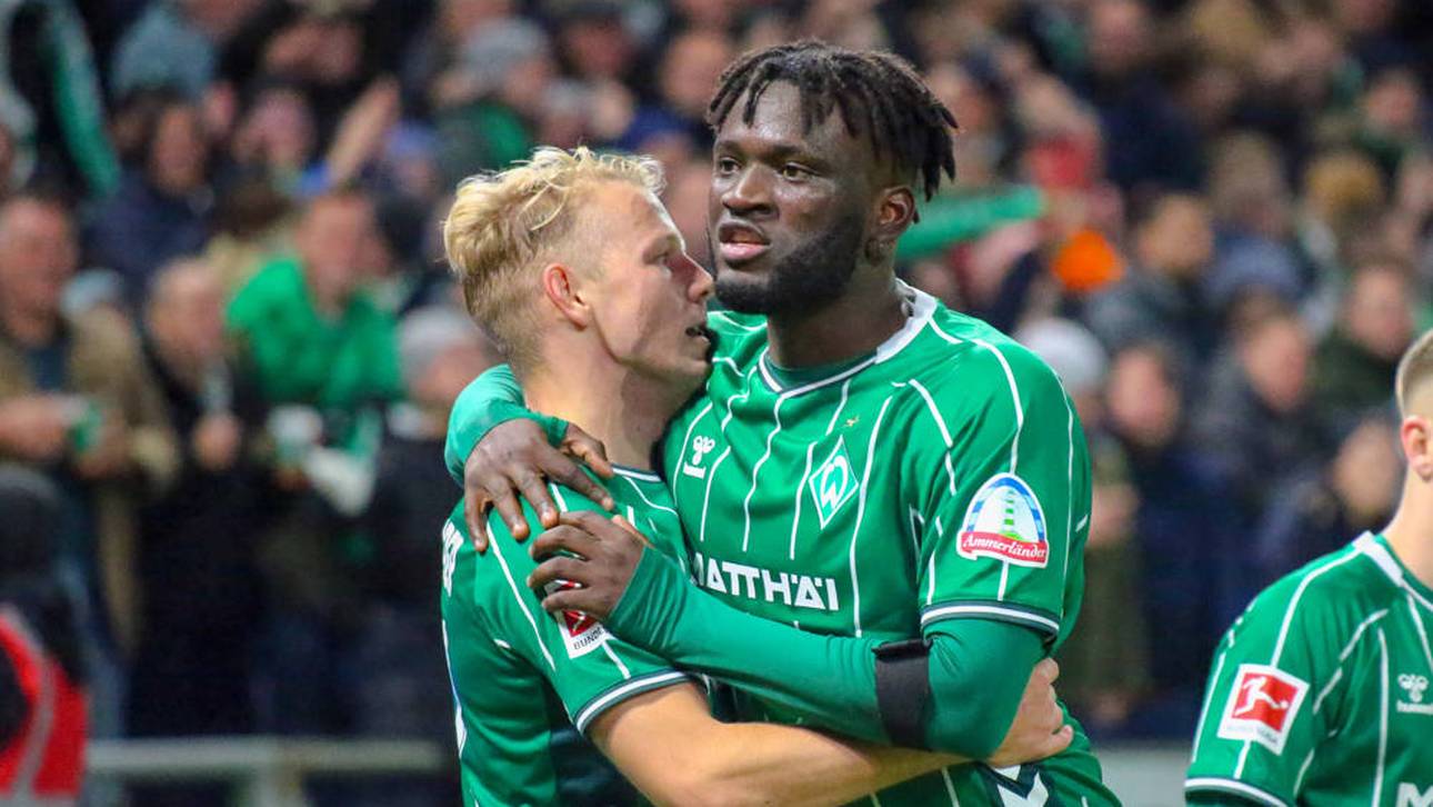 Victor Boniface (r.) bejubelt mit Torschütze Marco Grüll (l.) das 1:0