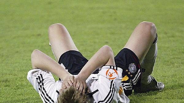 Frusterlebnisse bleiben Kroos dabei nicht erspart: Hier betrauert er das EM-Halbfinal-Aus 2006 gegen Russland