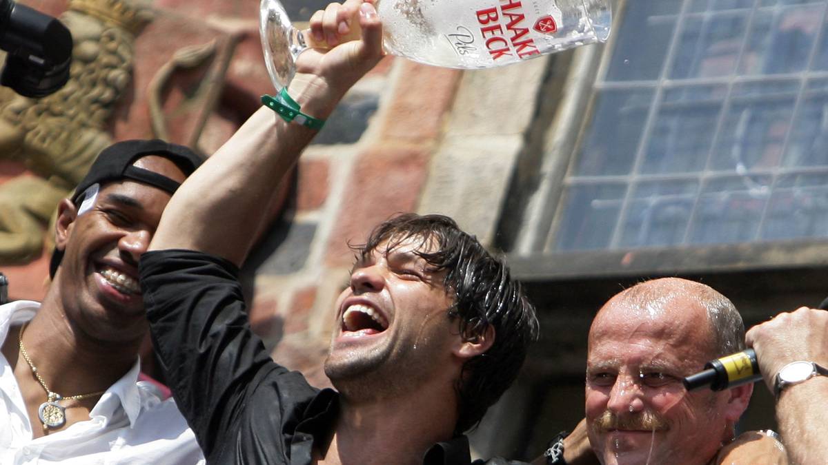 Den fünften DFB-Pokal als Spieler und Trainer gewinnt Schaaf 2009. Da kann er sicherlich auch die Bierdusche von Diego verschmerzen